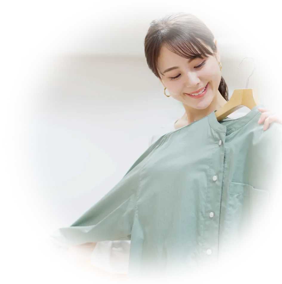 洋服を眺める女性